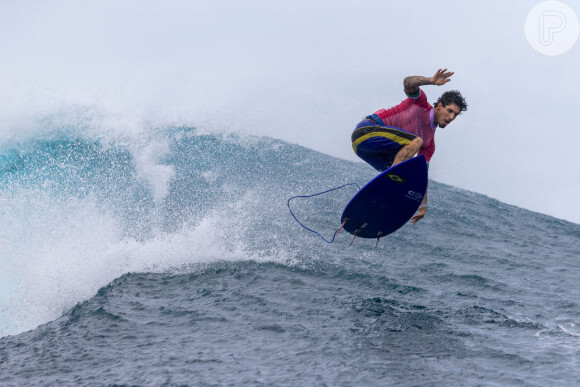 Gabriel Medina começou disputando de forma acirrada contra Robinson pela primeira onda da semifinal, mas foi o australiano que conseguiu vantagem na braçada. Na sequência, ele pegou uma onda curta e somou 4,50.