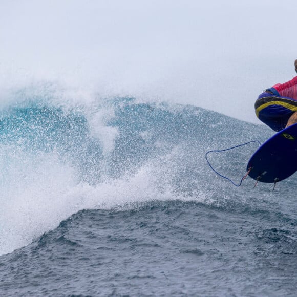 Gabriel Medina começou disputando de forma acirrada contra Robinson pela primeira onda da semifinal, mas foi o australiano que conseguiu vantagem na braçada. Na sequência, ele pegou uma onda curta e somou 4,50.