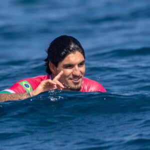 Gabriel Medina precisava de 6,01 para virar a bateria, mas sem apresentar ondas no mar, ele terminou a bateria com apenas uma nota surfada. No fim, ficou 12,33 para o australiano e 6,33 para Medina.