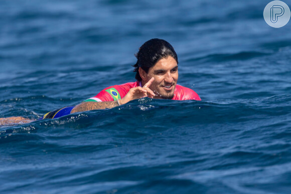 Gabriel Medina precisava de 6,01 para virar a bateria, mas sem apresentar ondas no mar, ele terminou a bateria com apenas uma nota surfada. No fim, ficou 12,33 para o australiano e 6,33 para Medina.