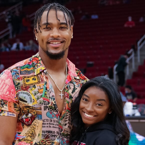 Simone Biles se casou no ano passado com o atleta do futebol americano Jonathan Owens