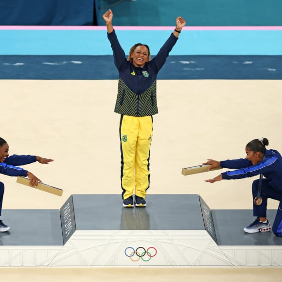 Foto de Simone Biles e Jordan Chiles reverenciando Rebeca Andrade já é a mais emblemática das Olimpíadas 2024