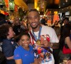 Marido de Simone Biles tirou foto com a medalha de ouro da ginasta no pescoço