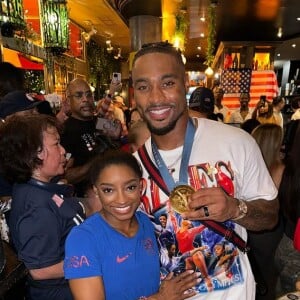 Marido de Simone Biles tirou foto com a medalha de ouro da ginasta no pescoço