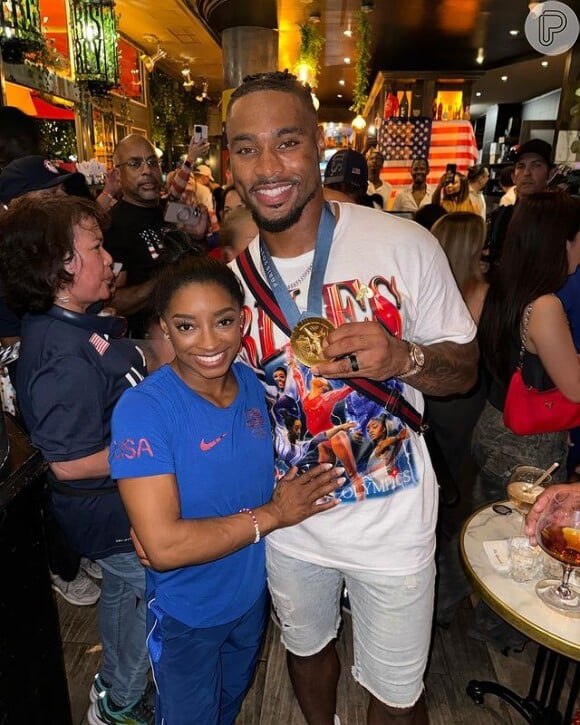 Marido de Simone Biles tirou foto com a medalha de ouro da ginasta no pescoço