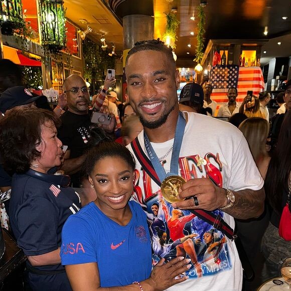 Marido de Simone Biles tirou foto com a medalha de ouro da ginasta no pescoço