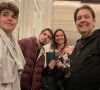 Fausto Silva posou com filhos e a esposa Luciana Cardoso em foto publicada pelo primogênito no Instagram