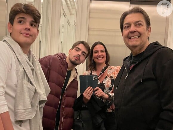 Fausto Silva posou com filhos e a esposa Luciana Cardoso em foto publicada pelo primogênito no Instagram