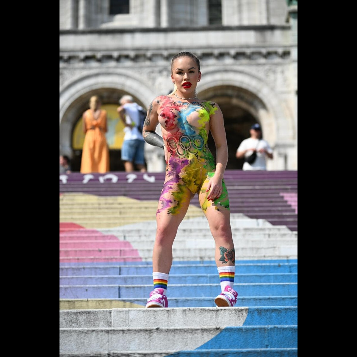 Foto: Ravena Hanniely fez uma sessão de foto seminua com body paint na Basílica de Sacré Coeur