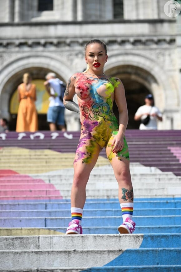 Ravena Hanniely fez uma sessão de foto seminua com body paint na Basílica de Sacré Coeur, em Paris