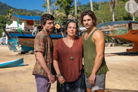 Moema (Ana Beatriz Nogueira) com seus sobrinhos Rudá (Nicolas Prattes), Iberê (Jaffar Bambirra) em Mania de Você