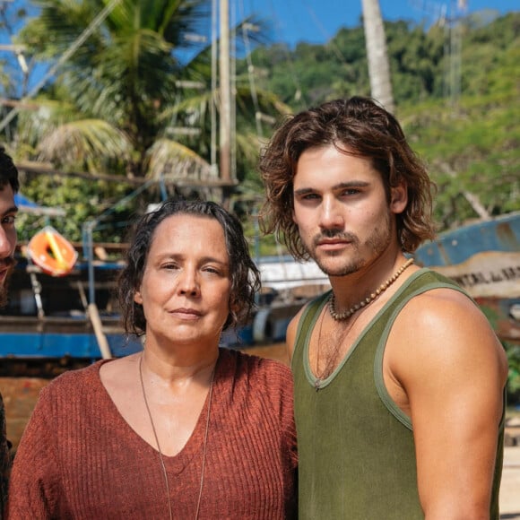 Moema (Ana Beatriz Nogueira) com seus sobrinhos Rudá (Nicolas Prattes), Iberê (Jaffar Bambirra) em Mania de Você