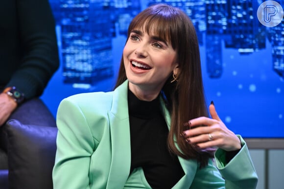 Lily Collins, Emily Cooper de 'Emily in Paris', foi feita refém dentro de sua própria casa no longa 'Sorte de Quem'.