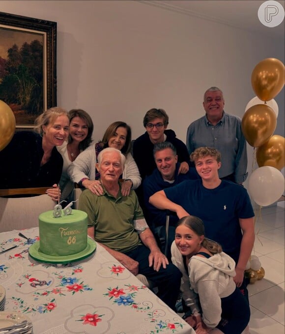 Em outra foto, Angélica reuniu sua família, incluindo Luciano Huck, os filhos, a irmã e o cunhado, além dos pais