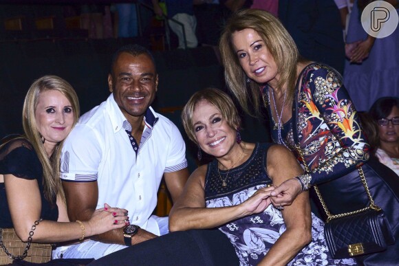 Susana Vieira e Zilu Godoi vão ao teatro com o ex-jogador Cafu e sua mulher, Regina Feliciano