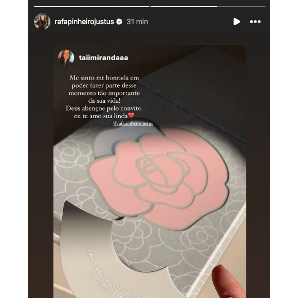 Agora, Rafa Justus mostrou um detalhe inédito do convite da sua festa: o fato de que as pétalas da rosa trazem frases para os convidados