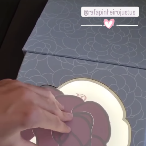 Com estética em flor, convite tem um quebra-cabeças com as pétalas de uma rosa que revela, em um LED, as informações da festa