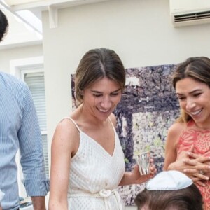 Silvio Santos apareceu usando kipá durante a cerimônia de circunsição do neto Senor