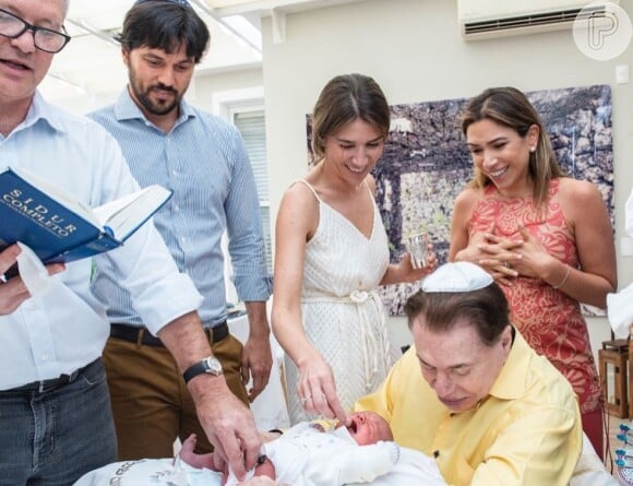 Silvio Santos apareceu usando kipá durante a cerimônia de circunsição do neto Senor