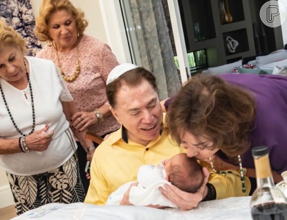 Silvio Santos e Iris Abravanel, esposa do apresentador, beijaram o neto Senor durante a cerimônia de circunsição, fundamental no judaísmo