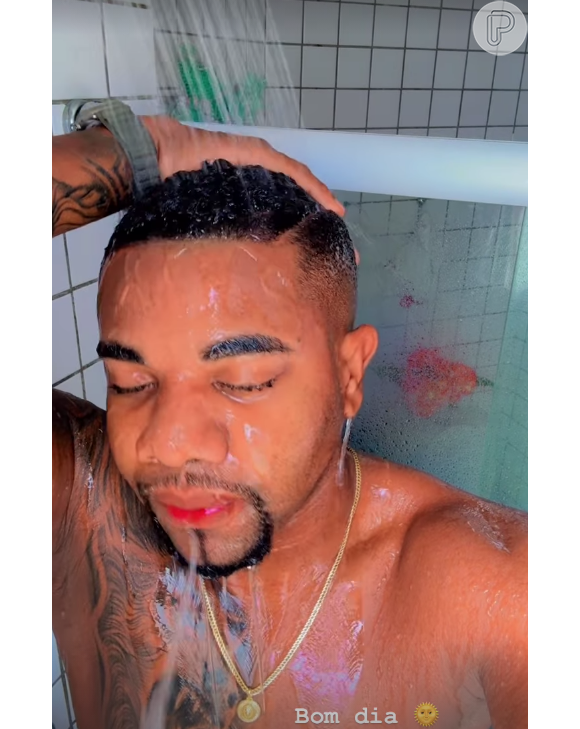 No vídeo, Davi Brito até mesmo cuspiu um pouco de água que entrou em sua boca