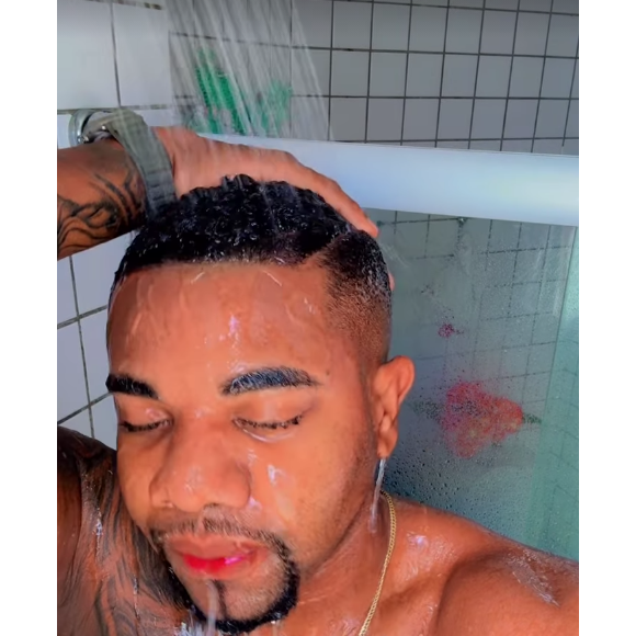 No vídeo, Davi Brito até mesmo cuspiu um pouco de água que entrou em sua boca