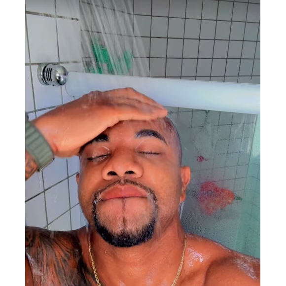 Nesta segunda-feira (19) Davi Brito publicou um vídeo sensualizando durante o banho