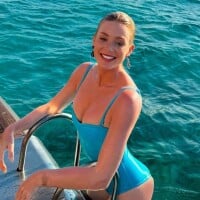 Sereia! Marina Ruy Barbosa se joga no mar com maiô azul cavado e recebe alerta inusitado: 'Amor cuidado para não se afogar'