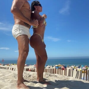 Gretchen faz sucesso nas redes sociais com suas fotos de biquíni ao lado do marido Esdras de Souza