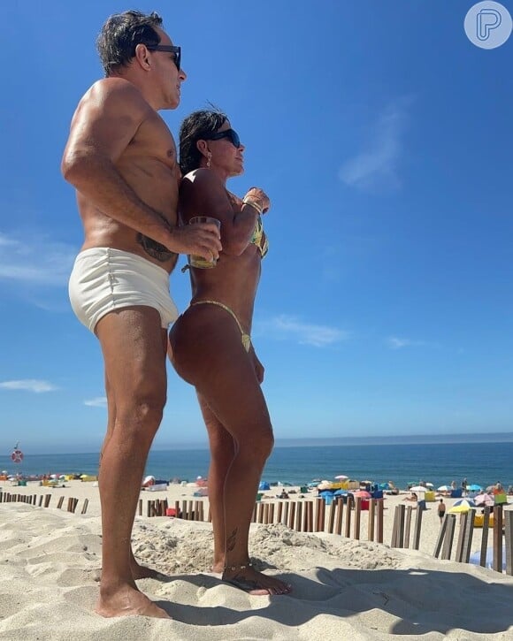 Gretchen faz sucesso nas redes sociais com suas fotos de biquíni ao lado do marido Esdras de Souza