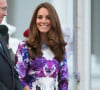 Kate Middleton consegue usar roxo tanto em eventos para o dia como em eventos noturnos.