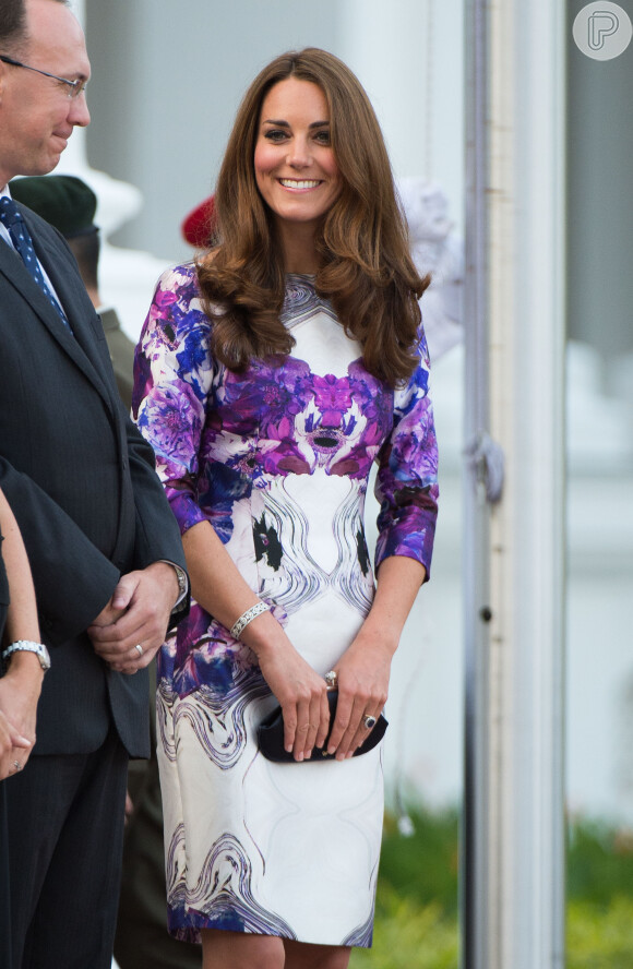 Kate Middleton consegue usar roxo tanto em eventos para o dia como em eventos noturnos.