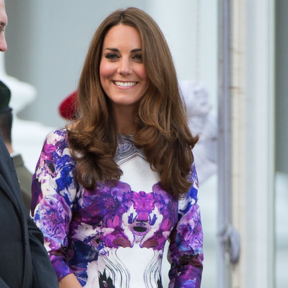 Kate Middleton consegue usar roxo tanto em eventos para o dia como em eventos noturnos.