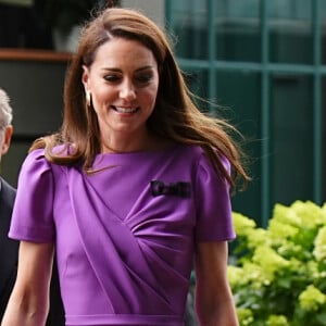 Kate Middleton usou o vestido roxo de meia manga com detalhe em laço na cor preta para homenagear Wimbledon.