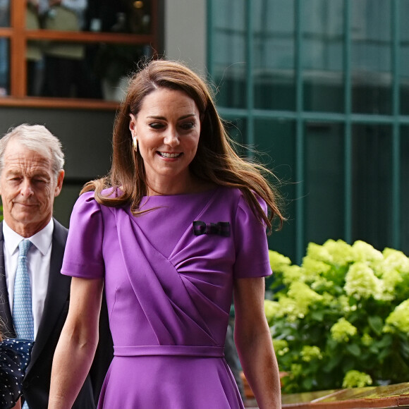 Kate Middleton usou o vestido roxo de meia manga com detalhe em laço na cor preta para homenagear Wimbledon.