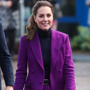 Kate Middleton gosta de usar roxo nos seus conjuntos.