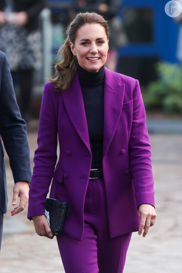 Kate Middleton gosta de usar roxo nos seus conjuntos.