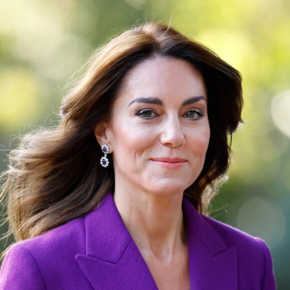 Kate Middleton gosta de usar roxo nos blazers.