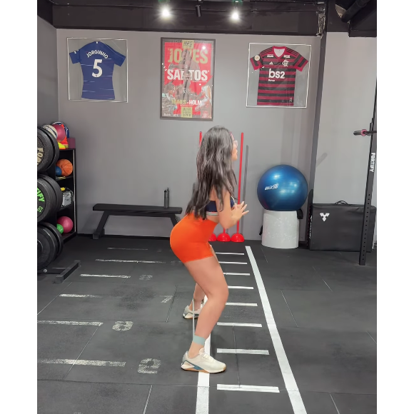 Terceiro exercício mostrado por Juliette foi um avanço lateral com elástico