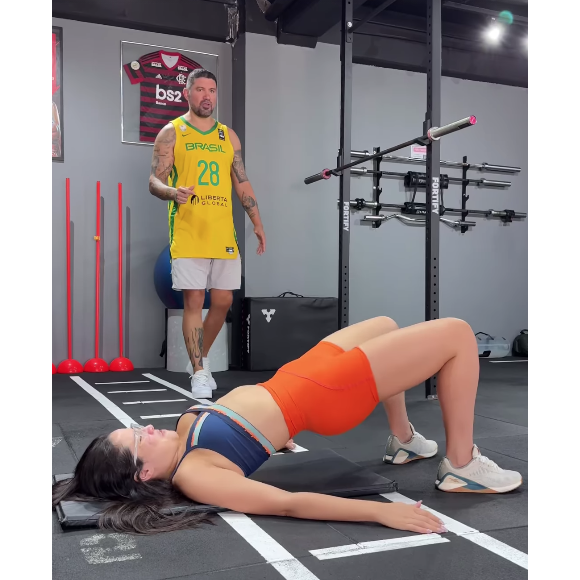 Nesta sexta (23), Juliette mostrou alguns detalhes do seu treino, que começou com uma elevação pélvica comum