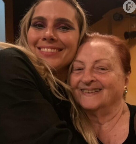 Carolina Dieckmann anunciou, na manhã deste sábado (24), a morte da avó, dona Marly, aos 94 anos