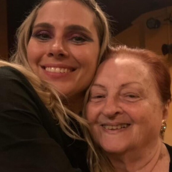 Carolina Dieckmann anunciou, na manhã deste sábado (24), a morte da avó, dona Marly, aos 94 anos