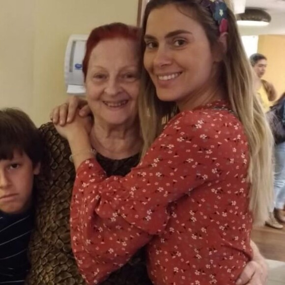 Carolina Dieckmann sobre morte da avó: 'Partiu na caminha dela. Em paz. De causa desconhecida porque morreu viva. Nada de hospital. Nada de dor'