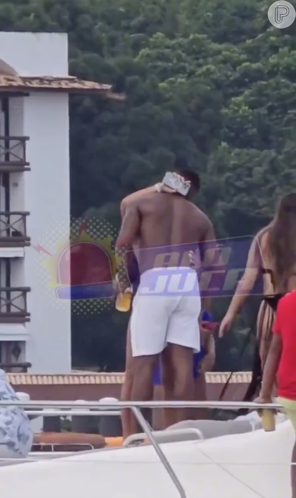 Em filmagens divulgadas pelo perfil, Davi Brito aparece aos beijos com uma morena misteriosa na frente dos seus convidados