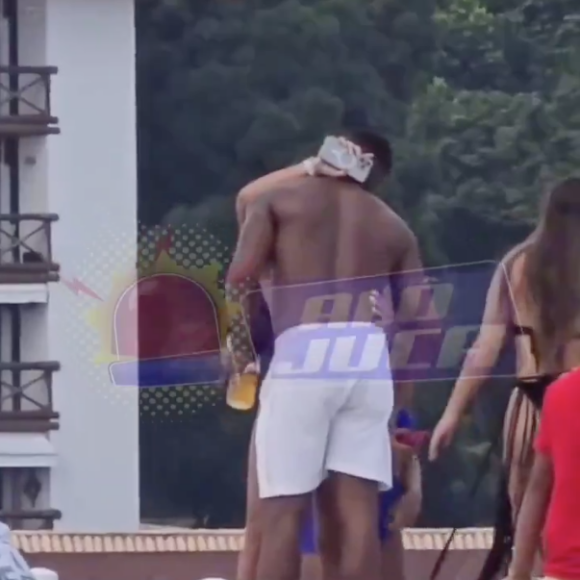 Em filmagens divulgadas pelo perfil, Davi Brito aparece aos beijos com uma morena misteriosa na frente dos seus convidados