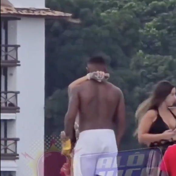 Identidade do affair de Davi Brito, vista aos beijos com o ex-BBB, não foi divulgada