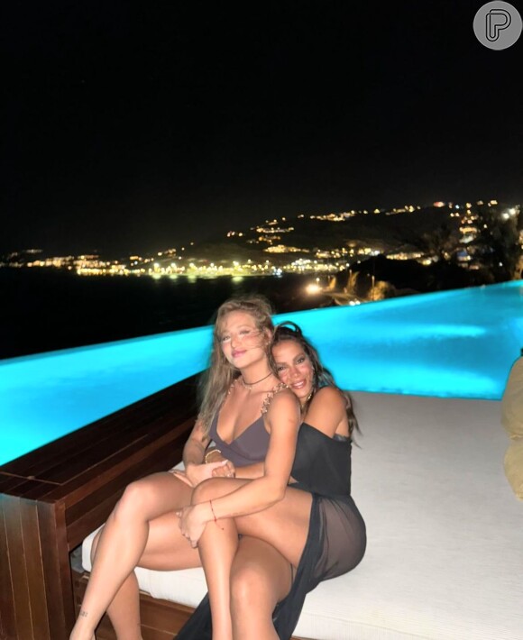 Proximidade entre Anitta e Bruna Griphao gera especulação de romance na web.