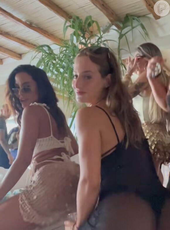 Durante as férias curtindo o verão europeu, Anitta esteve, mais uma vez, ao lado de Bruna Griphao e de outras famosas.
