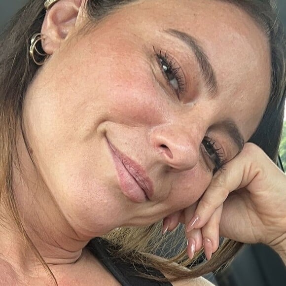 Paolla Oliveira celebrou a novidade compartilhando algumas fotos de filtro na última quarta (28)