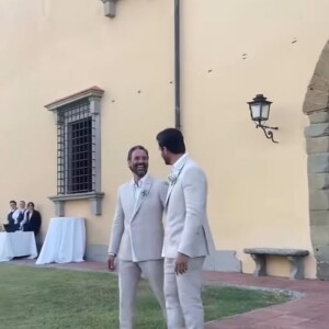 Marco Pigossi e Marco Calvani se casaram na Itália ao pôr do sol